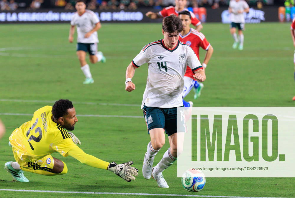 Armando Gonzalez 14 of Mexico tries to get past goalkeeper, Lawrence Vigouroux 12 of Chile during an International Friendly, Länderspiel, Nationalmannschaft match at Los Angeles Memorial Coliseum on Tuesday, October 6, 2026, in Los Angeles, California. Mexico loses to Chile, 0-2. JAVIER ROJAS PI Mexico Vs. Peru - ZUMAp124 20261006_zaa_p124_140