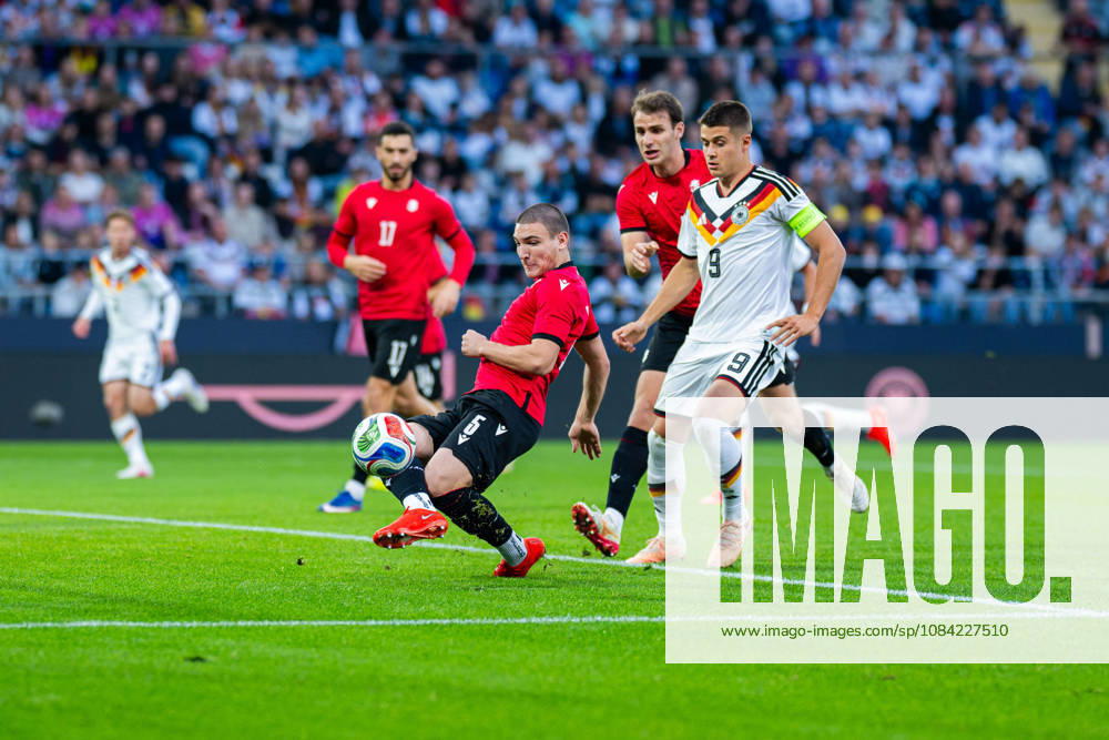 Fußball, 2026 2027, U21, U 21 EM-Qualifikation, Deutschland - Georgien: (L-R) Aleksandre Amisulashvili (Georgien), Nicolo Tresoldi (Deutschland)