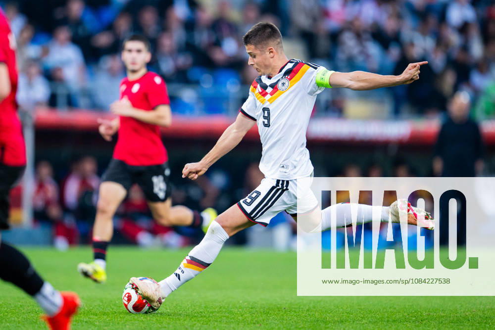 Fußball, 2026 2027, U21, U 21 EM-Qualifikation, Deutschland - Georgien: Nicolo Tresoldi (Deutschland) mit Ball Bielefeld Nordrhein-Westfalen Deutschland Schüco-Arena