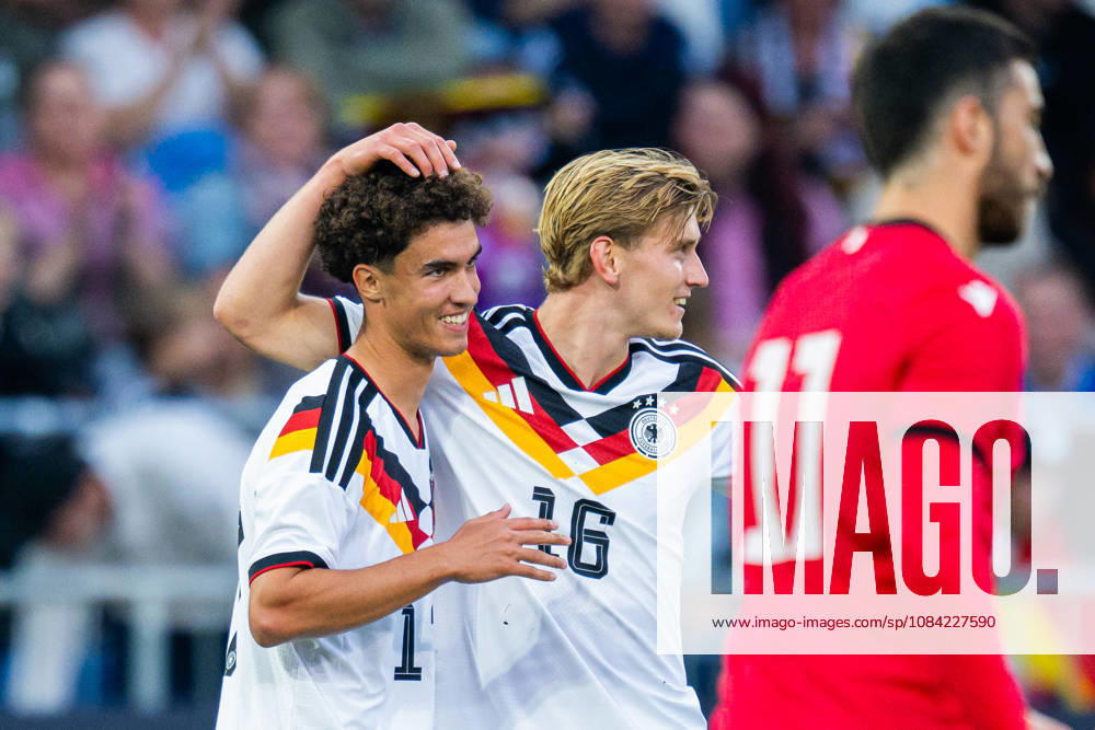 Fußball, 2026 2027, U21, U 21 EM-Qualifikation, Deutschland - Georgien: (L-M) Noah Darvich (Deutschland) jubelt nach seinem Tor zum 1:0 mit Aljoscha Kemlein (Deutschland)