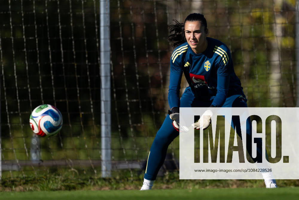 Goalkeeper Zecira Musovic of the Swedish women s national football team during a training session on October 7, 2026 in Stockholm. Photo: Emma Wallskog BILDBYRAN kod EW EW0716 fotboll football soccer fotball vm-kval kval fifa womens world cup qualifier qualifier träning practice training sverige sweden dam bbeng