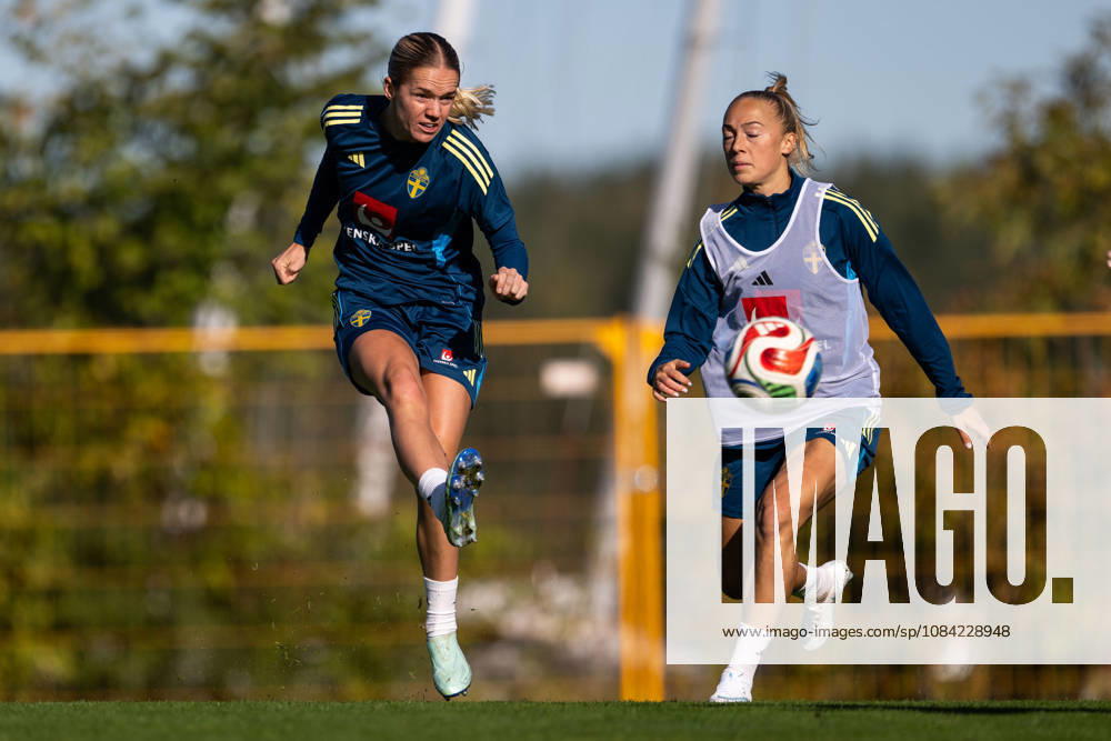 Hanna Lundkvist and Hanna Bennison of the Swedish women s national football team during a training session on October 7, 2026 in Stockholm. Photo: Emma Wallskog BILDBYRAN kod EW EW0716 fotboll football soccer fotball vm-kval kval fifa womens world cup qualifier qualifier träning practice training sverige sweden dam bbeng