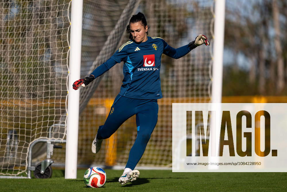Goalkeeper Zecira Musovic of the Swedish women s national football team during a training session on October 7, 2026 in Stockholm. Photo: Emma Wallskog BILDBYRAN kod EW EW0716 fotboll football soccer fotball vm-kval kval fifa womens world cup qualifier qualifier träning practice training sverige sweden dam bbeng