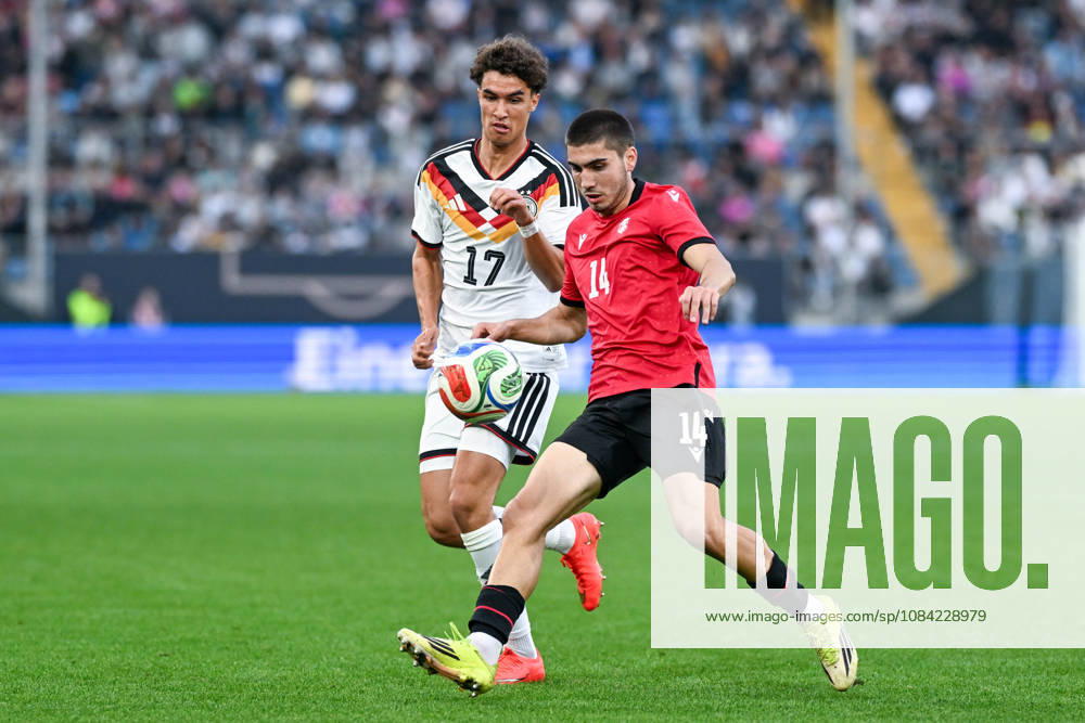 U21, U 21 Laenderspiel - 26 27 - Deutschland - Georgien am 06.10.2026 in der SchücoArena in Bielefeld Noah Darvich (Deustchland) im Zweikampf gegen Aleko Basiladze (Georgien)