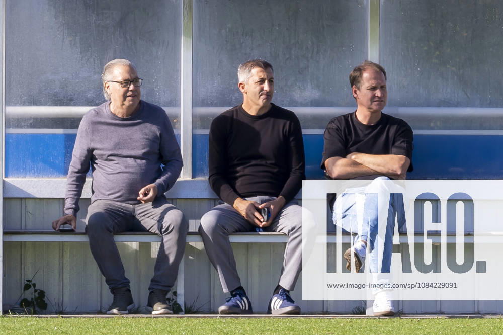 Fussball, Training des FC Schalke 04. v. l. Scout Manfred Manni Dubski (FC Schalke 04), Sportlicher Leiter NLZ Ayhan Tumani (FC Schalke 04), Administrativer Leiter NLZ Till Beckmann FC Schalke 04). Gelsenkirchen Trainingsgelände FC Schalke 04 NRW Deutschland xRHR-FOTO YYx