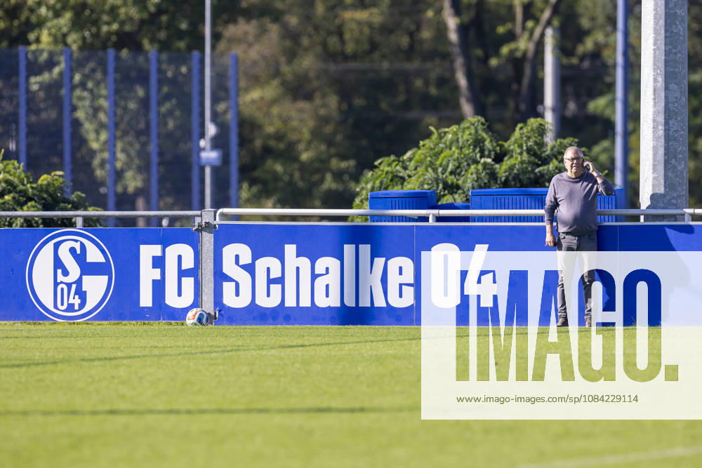 Fussball, Training des FC Schalke 04. Scout Manfred Manni Dubski (FC Schalke 04). Gelsenkirchen Trainingsgelände FC Schalke 04 NRW Deutschland xRHR-FOTO YYx