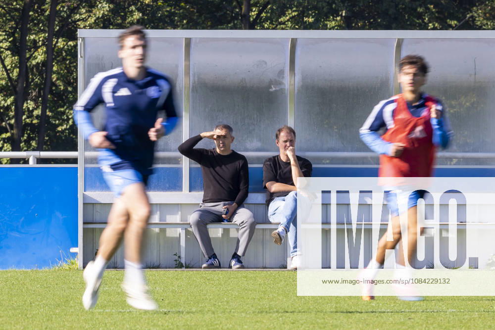 Fussball, Training des FC Schalke 04. v. l. Sportlicher Leiter NLZ Ayhan Tumani (FC Schalke 04), Administrativer Leiter NLZ Till Beckmann FC Schalke 04). Gelsenkirchen Trainingsgelände FC Schalke 04 NRW Deutschland xRHR-FOTO YYx