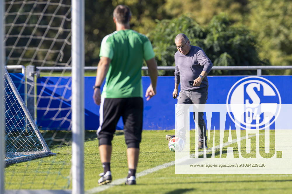 Fussball, Training des FC Schalke 04. Scout Manfred Manni Dubski (FC Schalke 04). Gelsenkirchen Trainingsgelände FC Schalke 04 NRW Deutschland xRHR-FOTO YYx