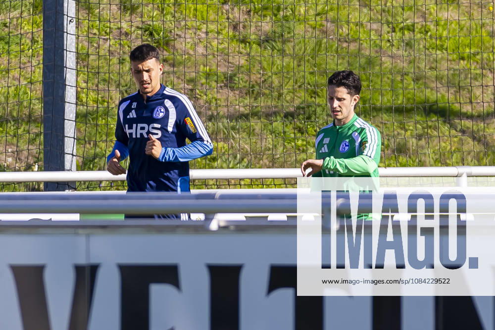 Fussball, Training des FC Schalke 04. v. l. Dejan Ljubicic (FC Schalke 04) trainiert individuell mit Reha-Trainer Nico Wamig (FC Schalke 04). Gelsenkirchen Trainingsgelände FC Schalke 04 NRW Deutschland xRHR-FOTO YYx