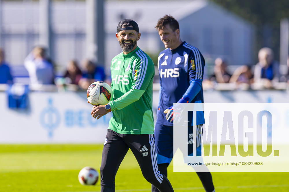 Fussball, Training des FC Schalke 04. v. l. Trainer Miron Muslic (FC Schalke 04), Torwart Kevin Müller (FC Schalke 04) lachen. Gelsenkirchen Trainingsgelände FC Schalke 04 NRW Deutschland xRHR-FOTO YYx