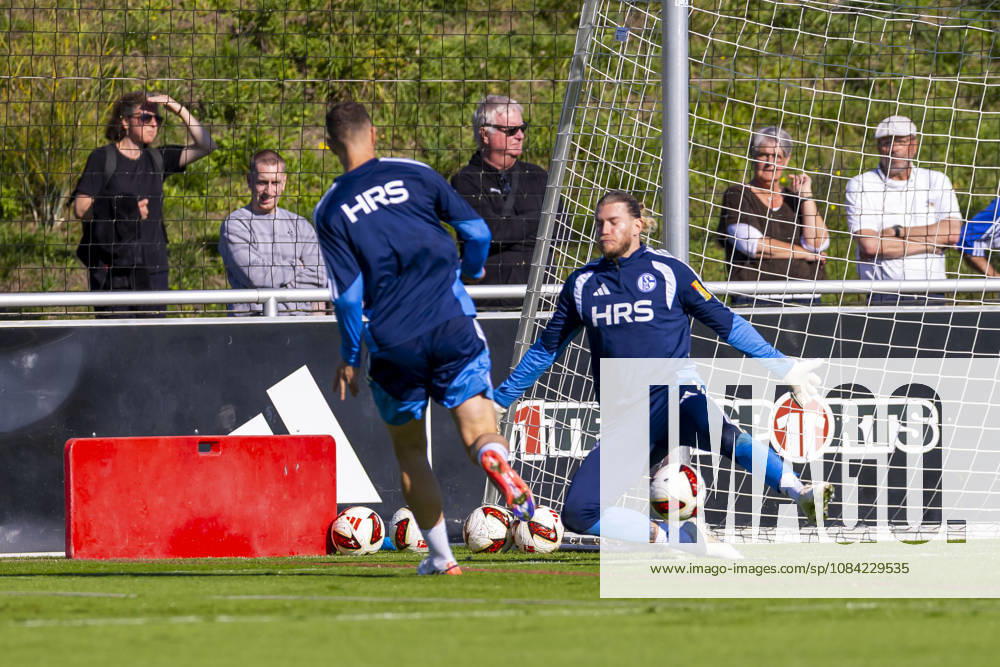 Fussball, Training des FC Schalke 04. v. l. Edin Dzeko (FC Schalke 04), Torwart Loris Karius (FC Schalke 04). Gelsenkirchen Trainingsgelände FC Schalke 04 NRW Deutschland xRHR-FOTO YYx