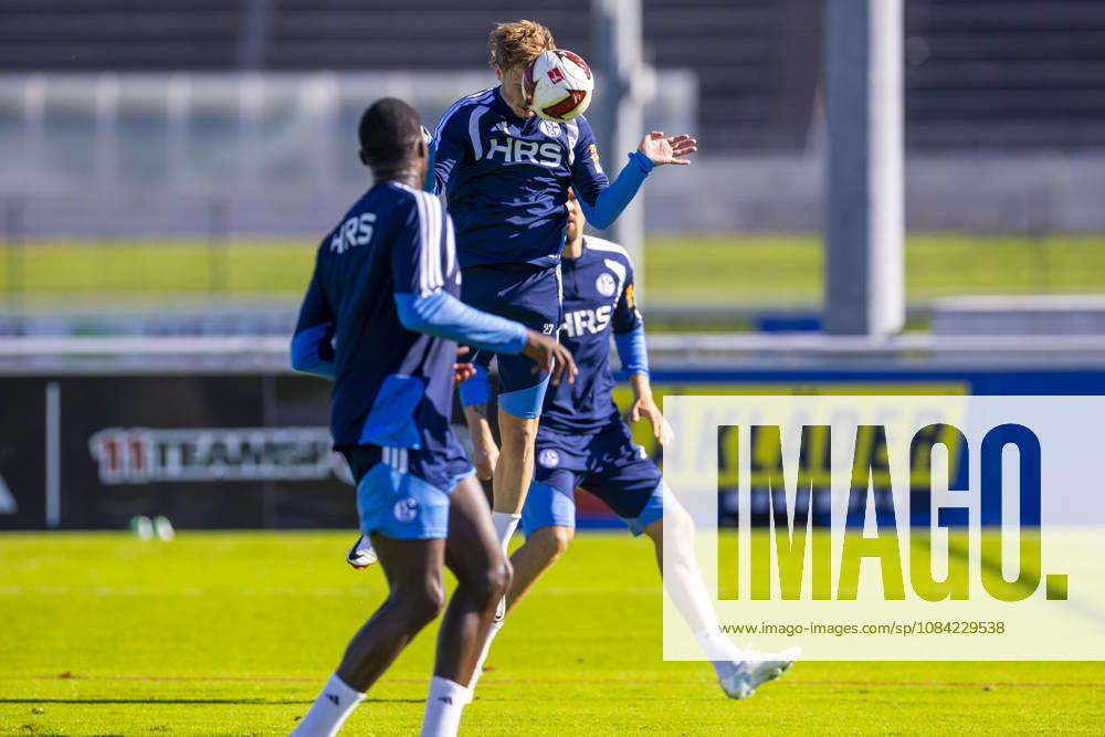 Fussball, Training des FC Schalke 04. Finn Porath (FC Schalke 04) im Duell. Gelsenkirchen Trainingsgelände FC Schalke 04 NRW Deutschland xRHR-FOTO YYx