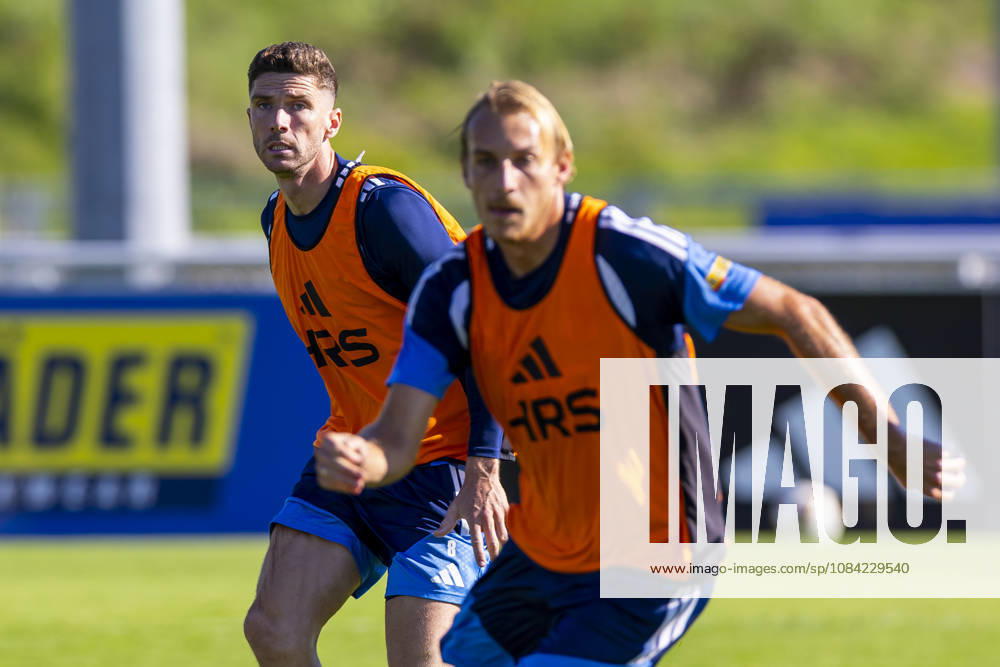 Fussball, Training des FC Schalke 04. v. l. Robin Gosens (FC Schalke 04), Timo Becker (FC Schalke 04). Gelsenkirchen Trainingsgelände FC Schalke 04 NRW Deutschland xRHR-FOTO YYx