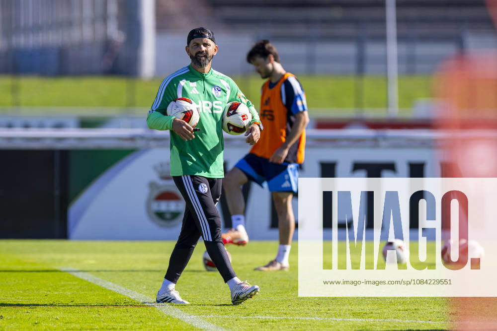 Fussball, Training des FC Schalke 04. Trainer Miron Muslic (FC Schalke 04) gibt Anweisungen. Gelsenkirchen Trainingsgelände FC Schalke 04 NRW Deutschland xRHR-FOTO YYx