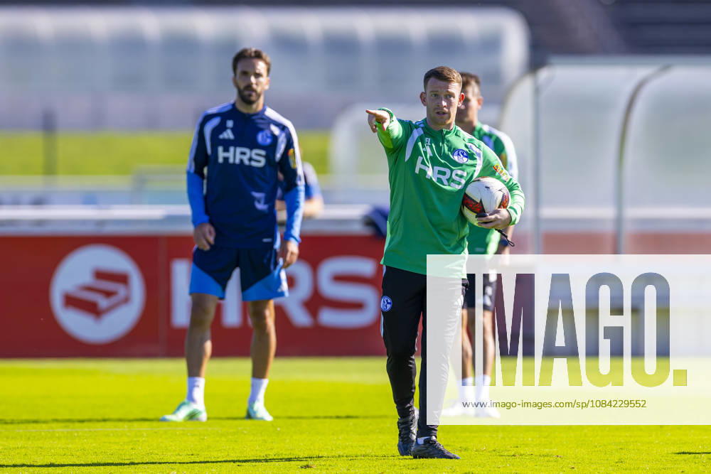 Fussball, Training des FC Schalke 04. Co-Trainer Eddie Lattimore (FC Schalke 04) gibt Anweisungen. Gelsenkirchen Trainingsgelände FC Schalke 04 NRW Deutschland xRHR-FOTO YYx