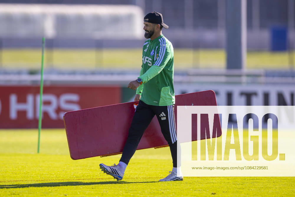Fussball, Training des FC Schalke 04. Trainer Miron Muslic (FC Schalke 04). Gelsenkirchen Trainingsgelände FC Schalke 04 NRW Deutschland xRHR-FOTO YYx