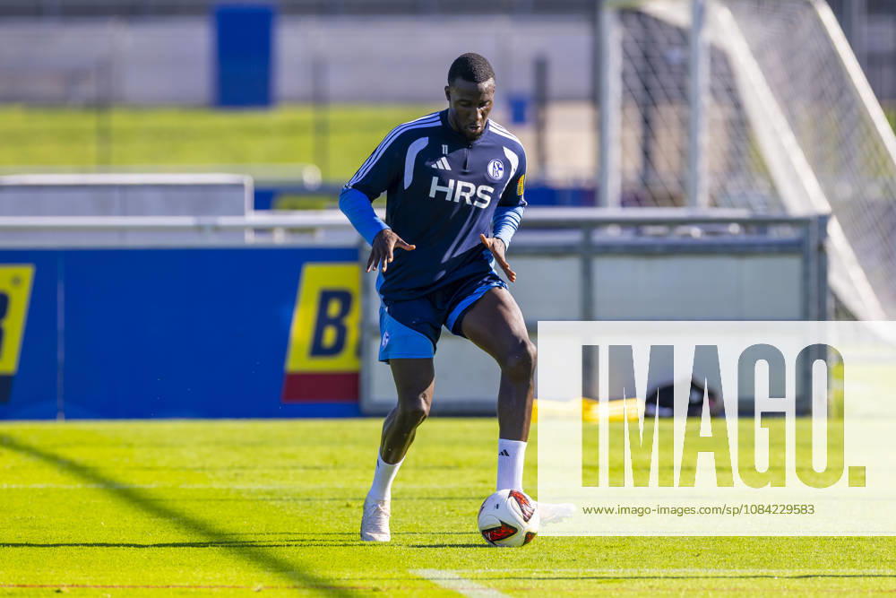 Fussball, Training des FC Schalke 04. Bryan Lasme (FC Schalke 04). Gelsenkirchen Trainingsgelände FC Schalke 04 NRW Deutschland xRHR-FOTO YYx