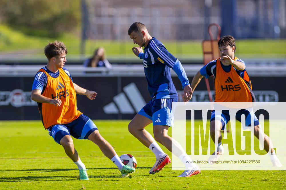 Fussball, Training des FC Schalke 04. v. l. Vitalie Becker (FC Schalke 04), Edin Dzeko (FC Schalke 04), Adrian Gantenbein (FC Schalke 04). Gelsenkirchen Trainingsgelände FC Schalke 04 NRW Deutschland xRHR-FOTO YYx