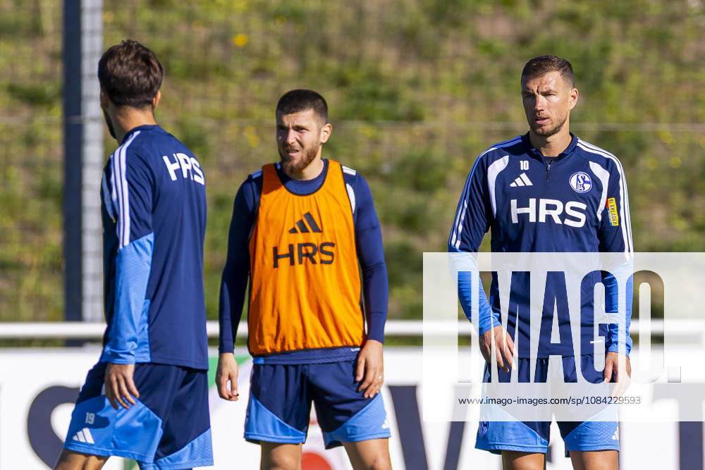 Fussball, Training des FC Schalke 04. v. l. Hasan Kurucay (FC Schalke 04), Edin Dzeko (FC Schalke 04). Gelsenkirchen Trainingsgelände FC Schalke 04 NRW Deutschland xRHR-FOTO YYx