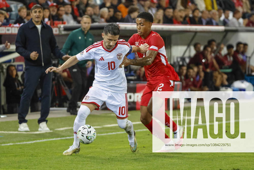 Enis Bardhi (Nordmazedonien, 10) und Sascha Britschgi (Schweiz, 2) im Zweikampf , Schweiz, UEFA , Nations League, Matchday 4, Schweiz vs. Nordmazedonien, 06.10.2026, Luzern Swissporarena Schweiz