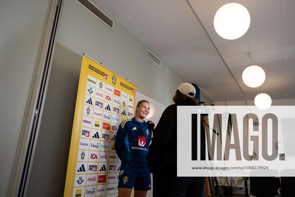 Amanda Nildà n of the Swedish women s national football team in the mixed zone a training session on October 7, 2026 in Stockholm. Photo: Emma Wallskog BILDBYRAN kod EW EW0716 fotboll football soccer fotball vm-kval kval fifa womens world cup qualifier qualifier träning practice training sverige sweden dam bbeng