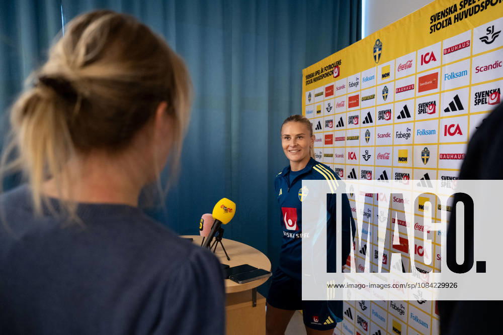 Amanda Nildà n of the Swedish women s national football team in the mixed zone a training session on October 7, 2026 in Stockholm. Photo: Emma Wallskog BILDBYRAN kod EW EW0716 fotboll football soccer fotball vm-kval kval fifa womens world cup qualifier qualifier träning practice training sverige sweden dam bbeng
