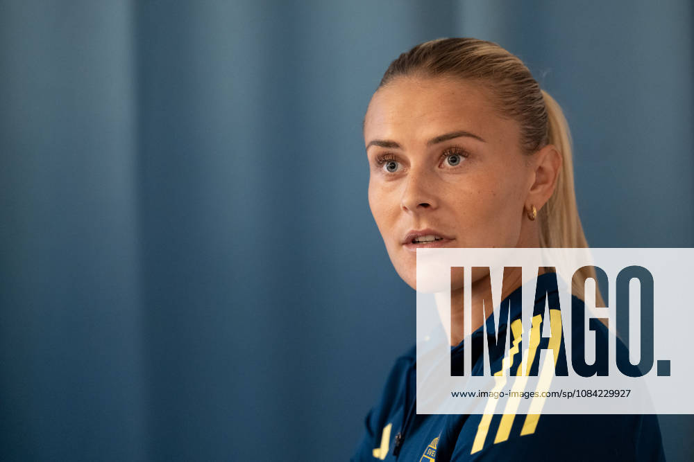 Amanda Nildà n of the Swedish women s national football team in the mixed zone a training session on October 7, 2026 in Stockholm. Photo: Emma Wallskog BILDBYRAN kod EW EW0716 fotboll football soccer fotball vm-kval kval fifa womens world cup qualifier qualifier träning practice training sverige sweden dam bbeng