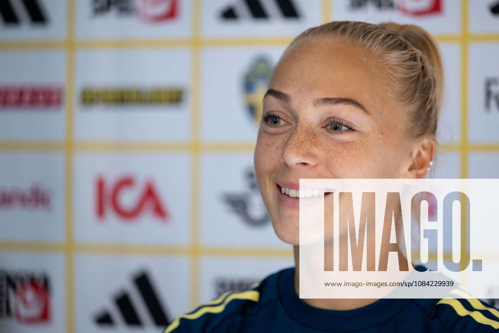 Hanna Bennison of the Swedish women s national football team in the mixed zone a training session on October 7, 2026 in Stockholm. Photo: Emma Wallskog BILDBYRAN kod EW EW0716 fotboll football soccer fotball vm-kval kval fifa womens world cup qualifier qualifier träning practice training sverige sweden dam bbeng