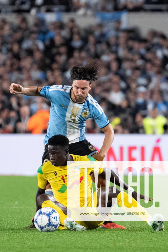 Nicolas Tagliafico of Argentina (R) and Rodolfo Aloko of Benin (L) compete for possession of the ball during the International Friendly, Länderspiel, Nationalmannschaft football match between Argentina and Benin, at the Estadio Monumental Antonio V. Liberti, on October 6, 2026, in Buenos Aires, Argentina. Richard Callis Fotoarena (Richard Callis SPP)