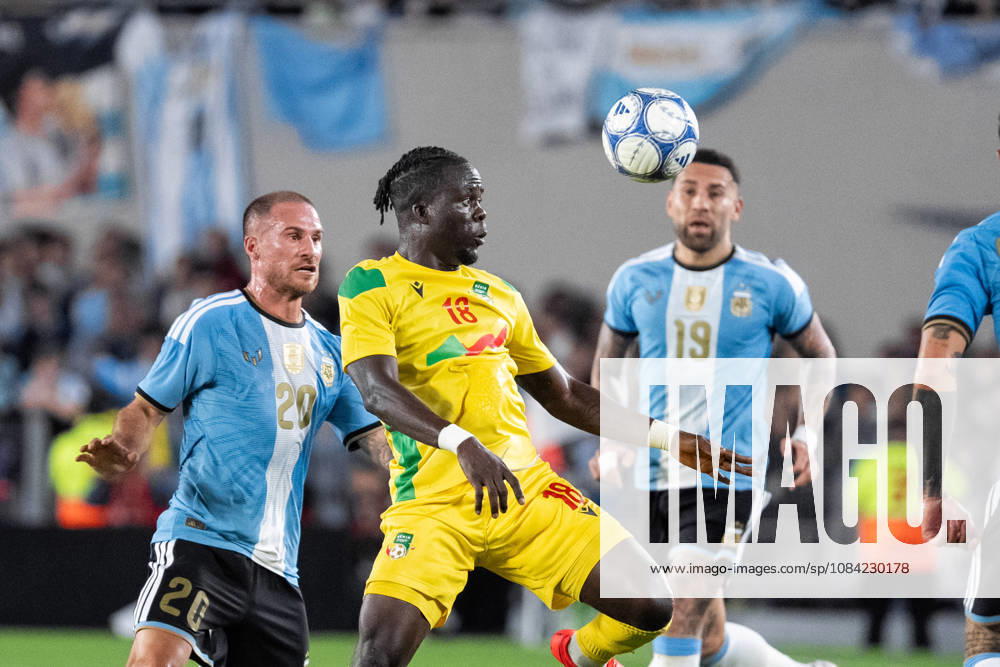 Junior Olaitan of Benin (C) controls the ball under pressure from Alexis Mac Allister of Argentina (E) during the International Friendly, Länderspiel, Nationalmannschaft football match between Argentina and Benin at the Estadio Monumental Antonio V. Liberti on October 6, 2026, in Buenos Aires, Argentina. Richard Callis Fotoarena (Richard Callis SPP)