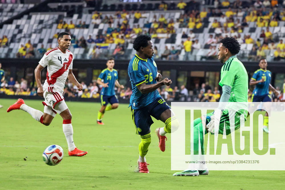 MIAMI, FL - OCTOBER 06: Carlos Andres Gomez 26 of Colombia and Pedro Gallese 1 of Peru battle for a ball during an International Friendly, Länderspiel, Nationalmannschaft soccer match between Colombia and Peru at NU Stadium on October 06, 2026 in Miami, Florida.(Photo by Chris Arjoon Icon Sportswire) SOCCER: OCT 06 Colombia vs Peru Icon2610060000052