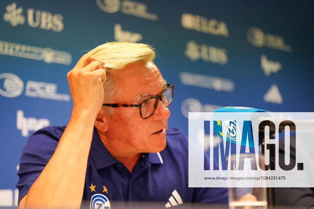 Schweiz, Zürich: Fussball - Grasshopper Club Zürich Vorstellung von Cheftrainer Olaf Janßen Pressekonferenz (Zürich) - Mimik, Gesichtsausdruck, Emotion, Pressekonferenz, Medien