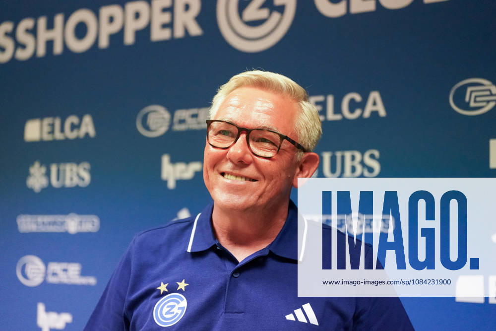 Schweiz, Zürich: Fussball - Grasshopper Club Zürich Vorstellung von Cheftrainer Olaf Janßen Pressekonferenz (Zürich) - Mimik, Gesichtsausdruck, Emotion, Pressekonferenz, Medien, Portraitfoto, Portrait, Einzelaufnahme, Porträt