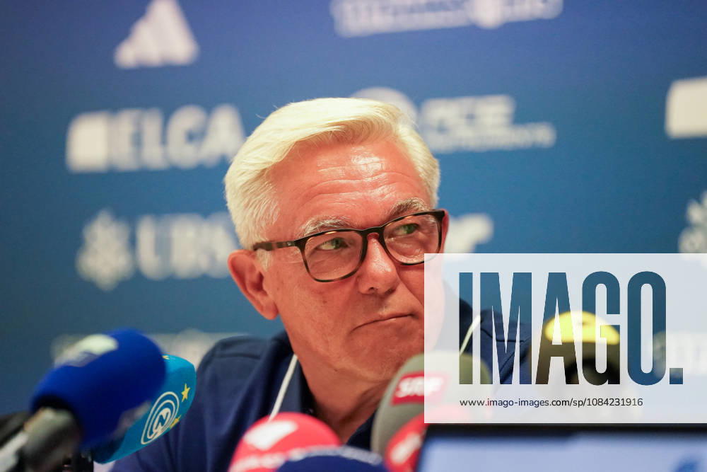 Schweiz, Zürich: Fussball - Grasshopper Club Zürich Vorstellung von Cheftrainer Olaf Janßen Pressekonferenz (Zürich) - Mimik, Gesichtsausdruck, Emotion, Pressekonferenz, Medien