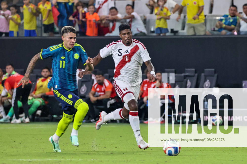 MIAMI, FL - OCTOBER 06: Camilo Duran 11 of Colombia and Miguel Araujo 5 of Peru battle for a ball during an International Friendly, Länderspiel, Nationalmannschaft soccer match between Colombia and Peru at NU Stadium on October 06, 2026 in Miami, Florida.(Photo by Chris Arjoon Icon Sportswire) SOCCER: OCT 06 Colombia vs Peru Icon2610060000074