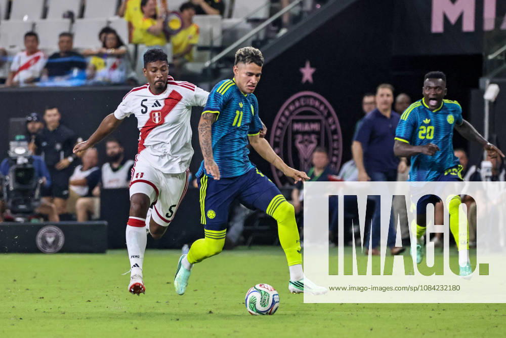 MIAMI, FL - OCTOBER 06: Camilo Duran 11 of Colombia and Miguel Araujo 5 of Peru battle for a ball during an International Friendly, Länderspiel, Nationalmannschaft soccer match between Colombia and Peru at NU Stadium on October 06, 2026 in Miami, Florida.(Photo by Chris Arjoon Icon Sportswire) SOCCER: OCT 06 Colombia vs Peru Icon2610060000075