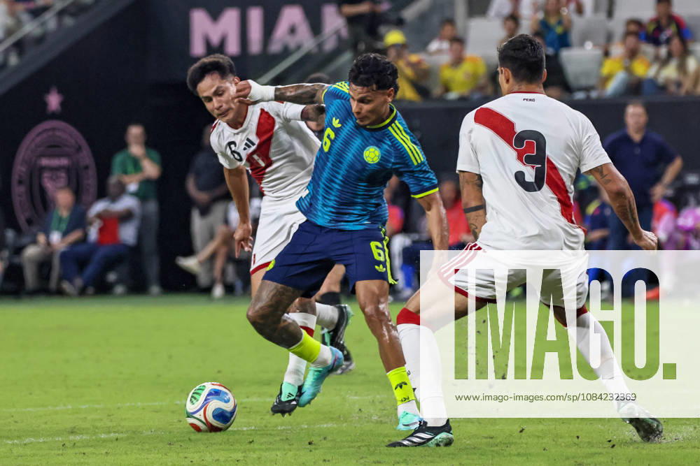 MIAMI, FL - OCTOBER 06: Richard Rios 6 of Colombia and Jesus Pretell 6 of Peru battle for a ball during an International Friendly, Länderspiel, Nationalmannschaft soccer match between Colombia and Peru at NU Stadium on October 06, 2026 in Miami, Florida.(Photo by Chris Arjoon Icon Sportswire) SOCCER: OCT 06 Colombia vs Peru Icon2610060000097