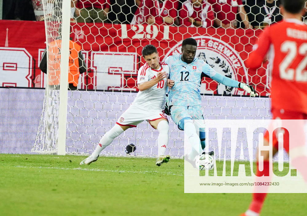 Luzern Schweiz. Thermoplan Arena Fussball Herren Saison 2026-2027 Nations League Schweiz - Nordmazedonien 3-0 .Bild, Torhueter Yvon Mvogo SUI gegen Enis Bardhi NM Li.Aktion Zweikampf