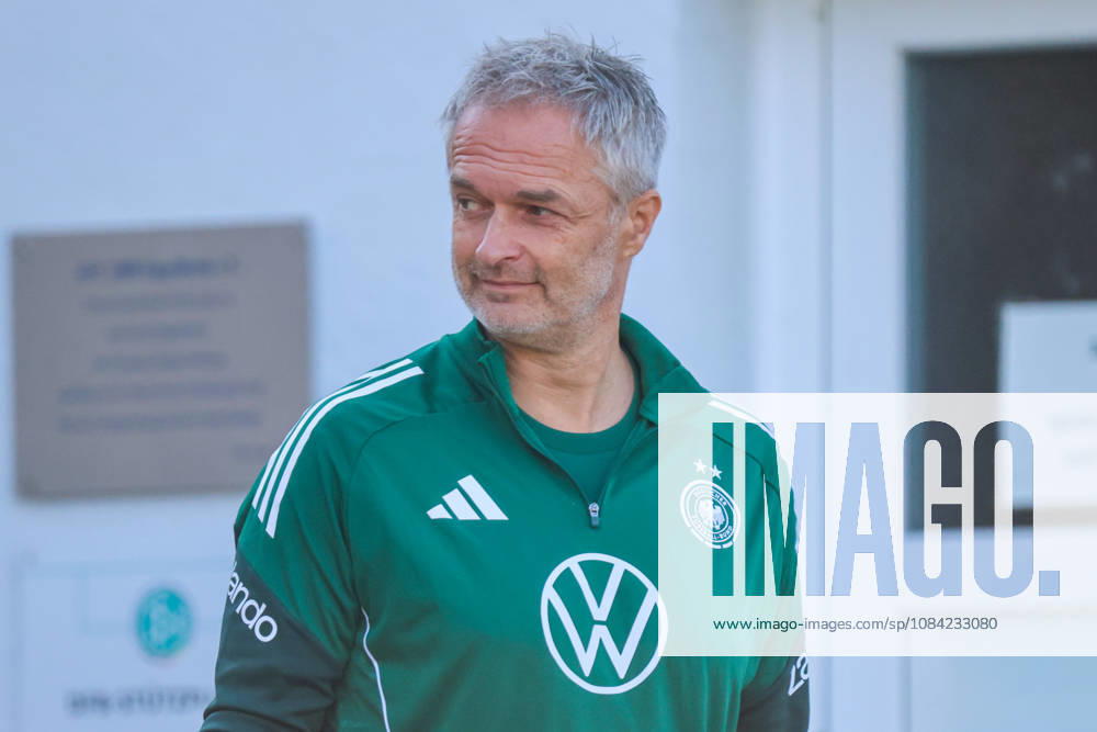Eppelheim, Deutschland: 07.10.2026 - Deutsche Fußballnationalmannschaft der Frauen - Training - Testspiel Deutschland vs. Australien Im Bild: Bundestrainer Christian Wück Wueck (Deutschland)