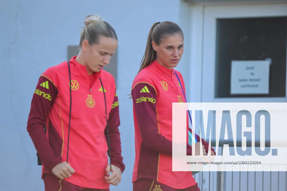 Eppelheim, Deutschland: 07.10.2026 - Deutsche Fußballnationalmannschaft der Frauen - Training - Testspiel Deutschland vs. Australien Im Bild: v.li. Franziska Kett (Deutschland) und Jule Brand (Deutschland)