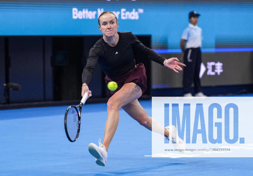 (261007) -- BEIJING, Oct. 7, 2026 -- Elina Svitolina of Ukraine hits a return during the women s singles round of 16 match against Ann Li of the United States at 2026 China Open tennis tournament in Beijing, China, Oct. 7, 2026. ) (SP)CHINA-BEIJING-TENNIS-CHINA OPEN-WOMEN S SINGLES (CN) SunxFei