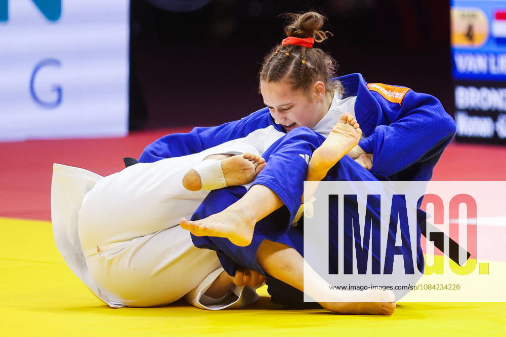 AZERBAIJAN, BAKU - OCTOBER 7, 2026: Lkhagvatogoogiin Enkhriilen (L) of Mongolia and Joanne van Lieshout of the Netherlands compete in their -63 kg bout as part of the 2026 World Judo Championships at the National Gymnastics Arena 2026 World Judo Championships In Baku - ZUMAt113 20261007_zaa_t113_437