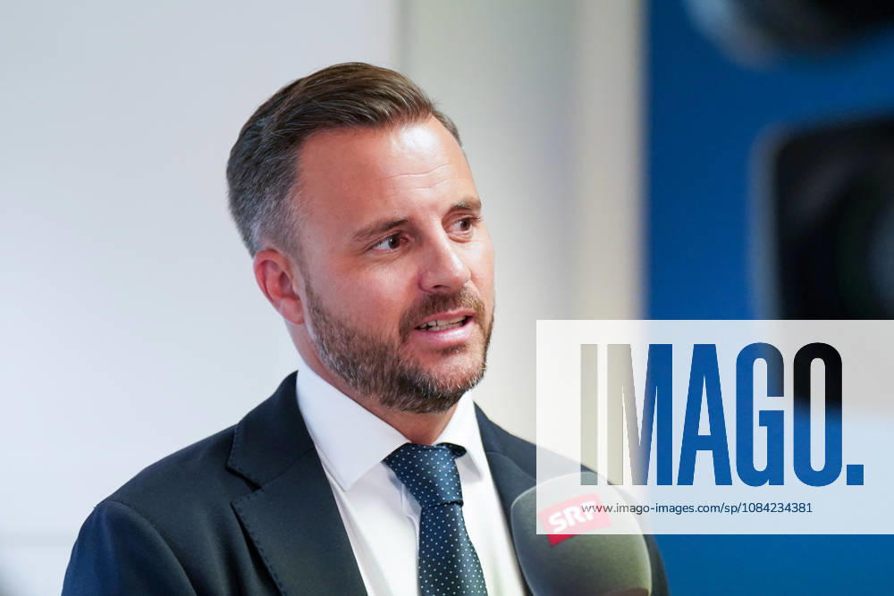 Ludovic Delà chat, Verwaltungsratspräsident der Grasshopper Fussball AG (GFAG), im Interview mit dem Schweizer Radio und Fernsehen (SRF) bei der Medienkonferenz des Grasshopper Club Zürich. Ludovic Delechat, Ludovic Delà chat, GC Zürich, GCZ, Grasshoppers, Verwaltungsratspräsident, Präsident, SRF, Interview, Fernsehen, TV, Medien, Pressekonferenz, Fussball, Super League, Zürich.