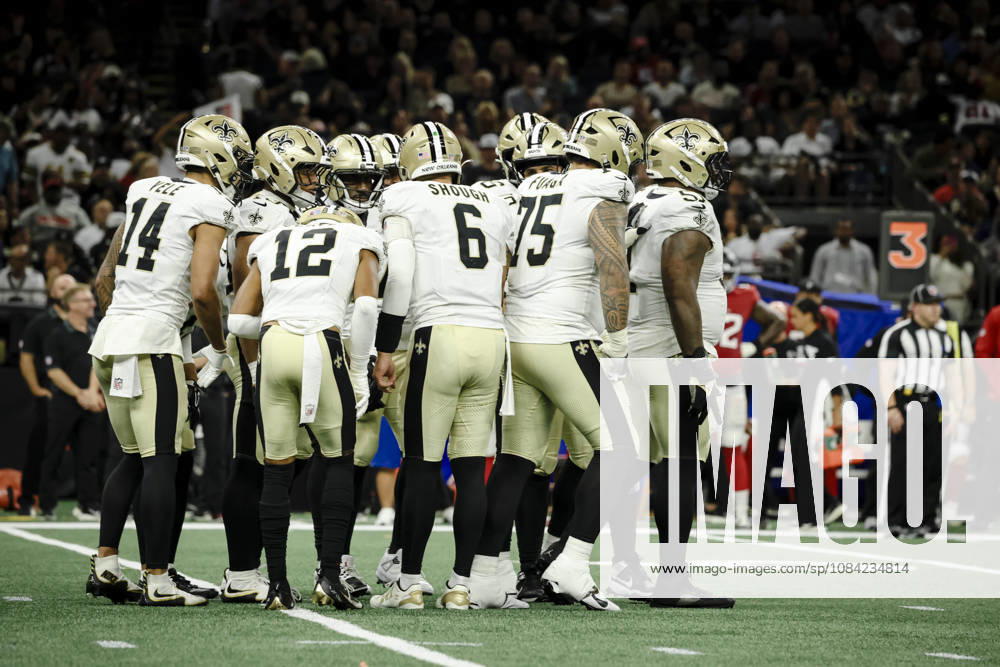 NEW ORLEANS, LA - OCTOBER 05: Tyler Shough 6 of the New Orleans Saints huddles with teammates during the second half of a game against the Atlanta Falcons at Caesars Superdome on October 5, 2026, in New Orleans, Louisiana. (Photo by Derick Hingle Icon Sportswire) NFL, American Football Herren, USA OCT 05 Falcons at Saints Icon12626105028