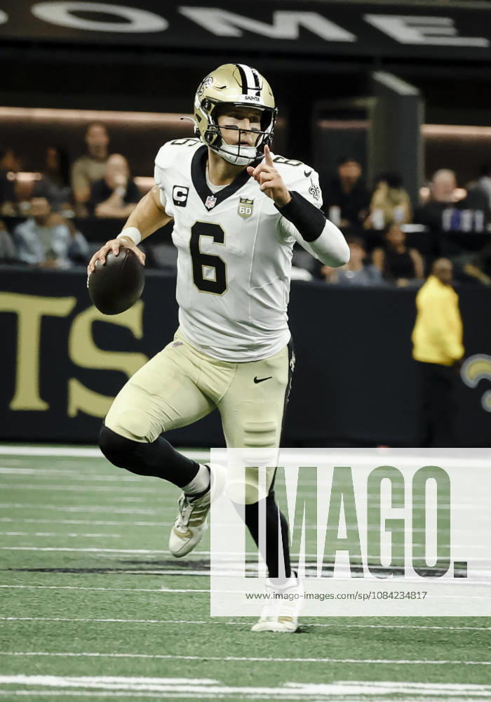 NEW ORLEANS, LA - OCTOBER 05: Tyler Shough 6 of the New Orleans Saints looks to pass against the Atlanta Falcons during the second half of a game at Caesars Superdome on October 5, 2026, in New Orleans, Louisiana. (Photo by Derick Hingle Icon Sportswire) NFL, American Football Herren, USA OCT 05 Falcons at Saints Icon12626105030