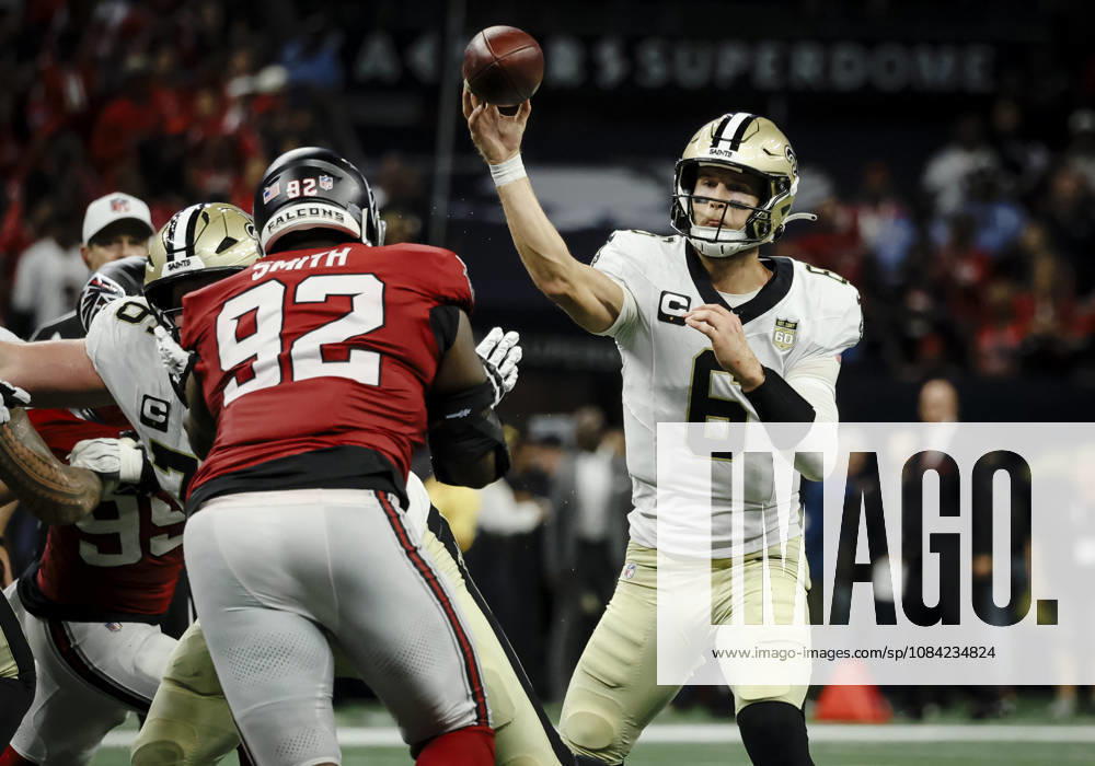 NEW ORLEANS, LA - OCTOBER 05: Tyler Shough 6 of the New Orleans Saints throws a pass against the Atlanta Falcons during the second half of a game at Caesars Superdome on October 5, 2026, in New Orleans, Louisiana. (Photo by Derick Hingle Icon Sportswire) NFL, American Football Herren, USA OCT 05 Falcons at Saints Icon12626105037