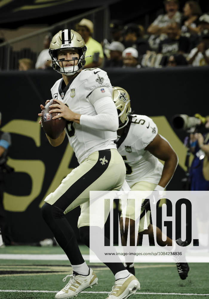 NEW ORLEANS, LA - OCTOBER 05: Tyler Shough 6 of the New Orleans Saints warms up before a game against the Atlanta Falcons at Caesars Superdome on October 5, 2026, in New Orleans, Louisiana. (Photo by Derick Hingle Icon Sportswire) NFL, American Football Herren, USA OCT 05 Falcons at Saints Icon12626105052
