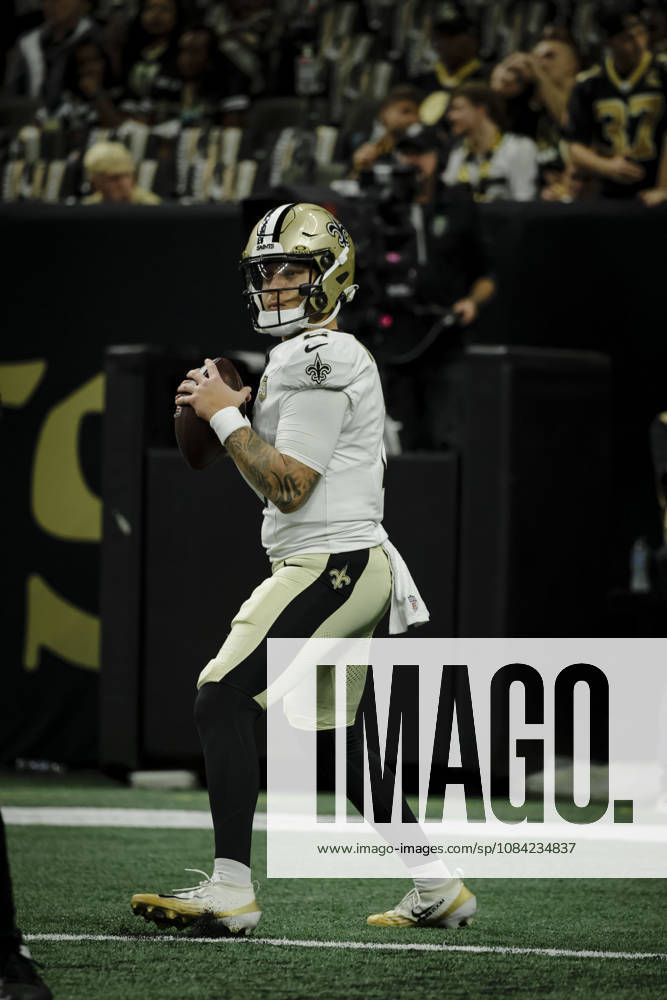 NEW ORLEANS, LA - OCTOBER 05: Tyler Shough 6 of the New Orleans Saints warms up before a game against the Atlanta Falcons at Caesars Superdome on October 5, 2026, in New Orleans, Louisiana. (Photo by Derick Hingle Icon Sportswire) NFL, American Football Herren, USA OCT 05 Falcons at Saints Icon12626105053