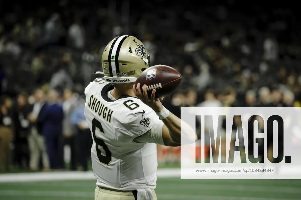 NEW ORLEANS, LA - OCTOBER 05: Tyler Shough 6 of the New Orleans Saints warms up before a game against the Atlanta Falcons at Caesars Superdome on October 5, 2026, in New Orleans, Louisiana. (Photo by Derick Hingle Icon Sportswire) NFL, American Football Herren, USA OCT 05 Falcons at Saints Icon12626105062