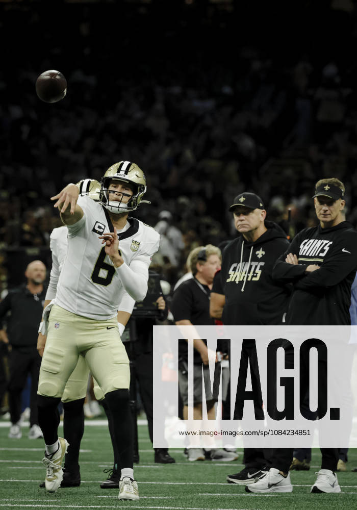 NEW ORLEANS, LA - OCTOBER 05: Tyler Shough 6 of the New Orleans Saints warms up before a game against the Atlanta Falcons at Caesars Superdome on October 5, 2026, in New Orleans, Louisiana. (Photo by Derick Hingle Icon Sportswire) NFL, American Football Herren, USA OCT 05 Falcons at Saints Icon12626105066